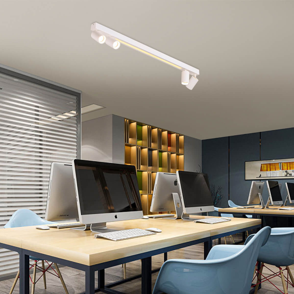 Lampa sufitowa Perugia w kolorze białym, z pilotem, z czterema oprawami GU10 i jedną LED. Zamontowana na suficie w biurze, o prostokątnym kształcie, z dwoma ruchomymi reflektorami, oświetlająca przestrzeń roboczą.
