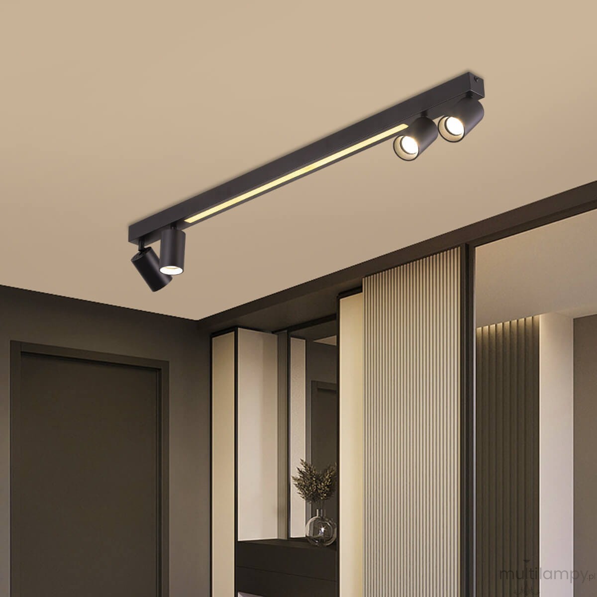 Lampa sufitowa Perugia w kolorze czarnym, zawierająca 4 źródła światła GU10 i 1 LED. Montowana na suficie, z dwoma ruchomymi reflektorami na szynie oraz wbudowanym paskiem LED. Zestawiona w nowoczesnym wnętrzu z lustrem i dekoracją.