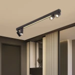 Lampa sufitowa Perugia w kolorze czarnym, zawierająca 4 źródła światła GU10 i 1 LED. Montowana na suficie, z dwoma ruchomymi reflektorami na szynie oraz wbudowanym paskiem LED. Zestawiona w nowoczesnym wnętrzu z lustrem i dekoracją.