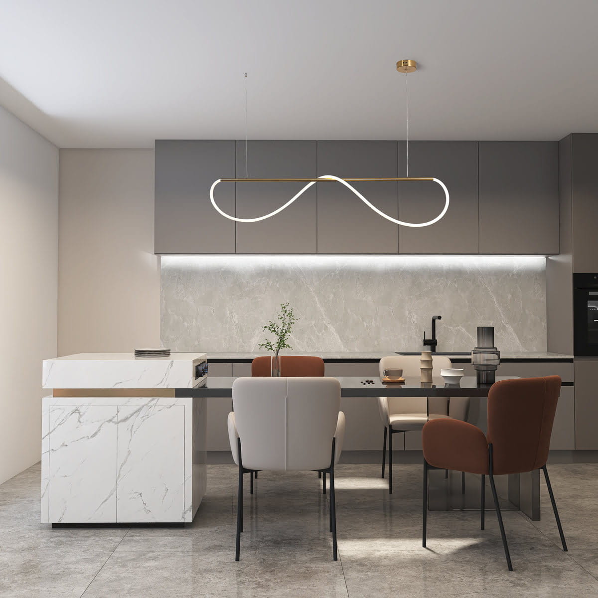 Lampa wisząca Meleca LP-2345/1P w złotym kolorze, z pilotem, z jedną żarówką LED 36W. Wisi nad stołem w nowoczesnej kuchni, z białym blatem i szarymi szafkami. W tle marmurowa ściana i minimalistyczne krzesła w odcieniach beżu i brązu.
