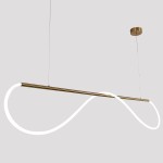 Lampa wisząca Meleca LP-2345/1P w kolorze złotym. Posiada minimalistyczny kształt w formie fali z białym światłem LED. Zawieszona na cienkich linkach, kontrolowana za pomocą pilota. Tło szare, proste.