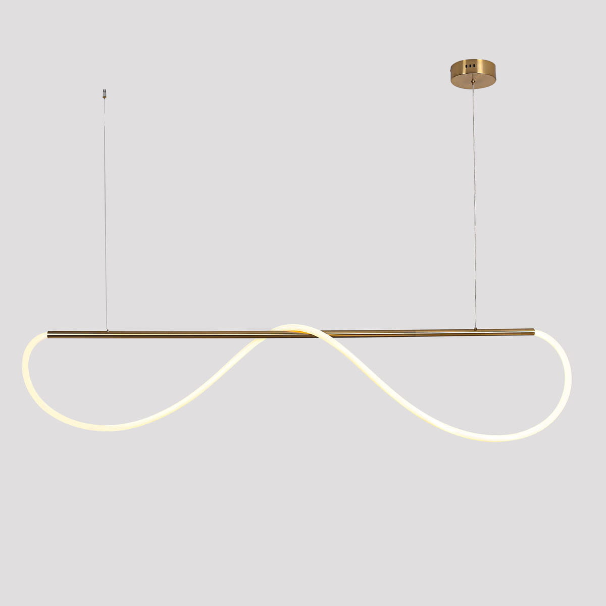 Lampa wisząca Meleca LP-2345/1P w kolorze złotym z pilotem, z unikalnym kształtem w formie nieskończoności. Oświetlenie LED o mocy 36W, zawieszona na cienkich linkach. Prosta, nowoczesna konstrukcja, idealna do eleganckich wnętrz.