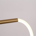 Lampa wisząca Meleca LP-2345/1P w kolorze złotym z pilotem. Metalowy uchwyt z łukowym, białym źródłem światła LED o mocy 36W. Ujęcie z góry, ukazujące detal połączenia metalowej rurki z lampą.