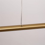 Lampa wisząca Meleca LP-2345/1P w kolorze złotym z pilotem, z metalowym, prostokątnym kloszem i zawieszeniem. Widoczny detal: metalowy uchwyt z linką mocującą. Produkt w pozycji wiszącej, na jednolitym tle.