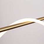 Lampa wisząca Meleca w kolorze złotym z pilotem, z jedną diodą LED o mocy 36W. Widoczny złoty metalowy uchwyt oraz biała, okrągła oprawa świetlna. Ujęcie z boku, ukazujące detale konstrukcji. Tło jasne, jednolite.