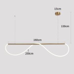 Lampa wisząca Meleca LP-2345/1P z pilotem, złota, o wymiarach 160 cm długości, 15 cm szerokości i wysokości 130 cm. Zawiera jedno źródło LED 36W. Kształt w formie fali z białym światłem, zawieszona na cienkich linkach. Tło szare.
