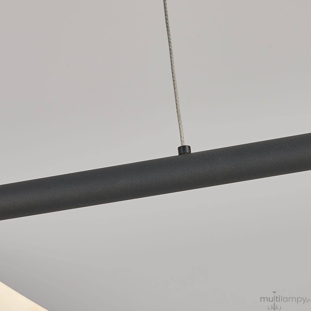 Lampa wisząca Meleca LP-2345/1P w czarnym kolorze, z metalowym, matowym wykończeniem. Ujęcie z góry, ukazujące linkę mocującą oraz górną część lampy. Produkt przeznaczony do oświetlenia wnętrz, z możliwością sterowania pilotem.
