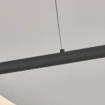 Lampa wisząca Meleca LP-2345/1P w czarnym kolorze, z metalowym, matowym wykończeniem. Ujęcie z góry, ukazujące linkę mocującą oraz górną część lampy. Produkt przeznaczony do oświetlenia wnętrz, z możliwością sterowania pilotem.