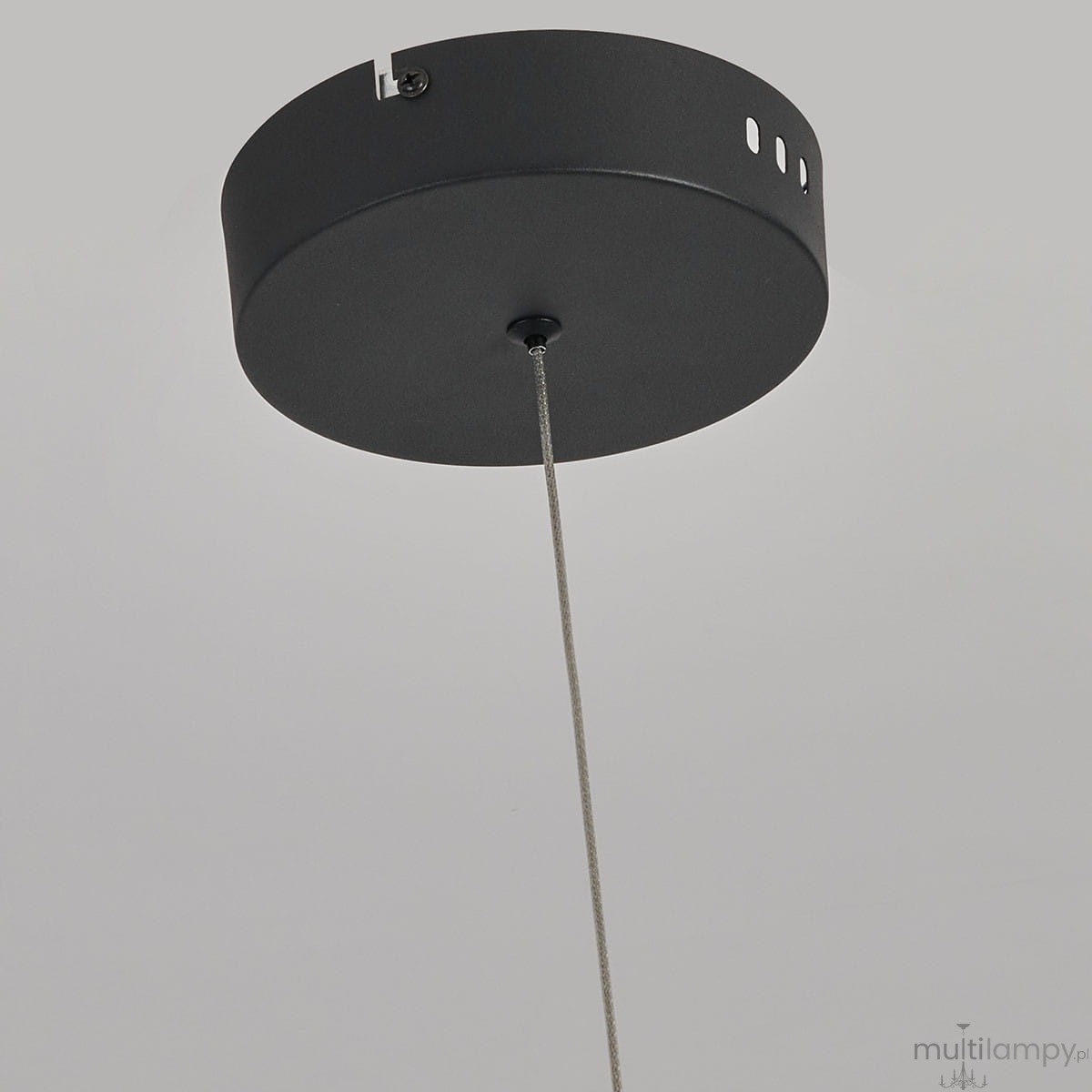 Czarna lampa wisząca Meleca LP-2345/1P z pilotem, widok z góry na okrągły sufitowy uchwyt z metalową linką. Uchwyt z otworami wentylacyjnymi, minimalistyczny design, przeznaczona do montażu sufitowego.