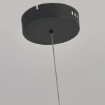 Czarna lampa wisząca Meleca LP-2345/1P z pilotem, widok z góry na okrągły sufitowy uchwyt z metalową linką. Uchwyt z otworami wentylacyjnymi, minimalistyczny design, przeznaczona do montażu sufitowego.