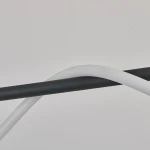 Czarna lampa wisząca Meleca z pilotem, wykonana z materiałów w matowym wykończeniu. Widoczne są dwa kable: czarny i biały, ułożone w formie skrętu. Lampa przeznaczona do oświetlenia wnętrz, z pojedynczym źródłem światła LED 36W.