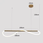 Czarna lampa wisząca Meleca LP-2345/1P z pilotem, z LED o mocy 36W. Posiada nowoczesny, falisty kształt w białym kolorze. Wymiary: długość 100 cm, wysokość 130 cm, szerokość 15 cm. Zawieszona na cienkich linkach, na prostym tle.