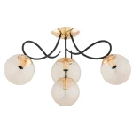 Czarna lampa sufitowa Oxa z czterema oprawami E14, z metalowymi, złotymi detalami. Trzy przezroczyste, okrągłe klosze umieszczone na kręconych ramionach. Ujęcie z góry, ukazujące stylowy design oraz eleganckie wykończenie.