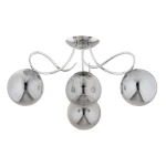 Lampa sufitowa Oxa z chromowanym wykończeniem, posiadająca cztery okrągłe klosze w odcieniu szaro-srebrnym. Ujęcie frontalne, z widocznymi eleganckimi, zakrzywionymi ramionami. Idealna do nowoczesnych wnętrz.