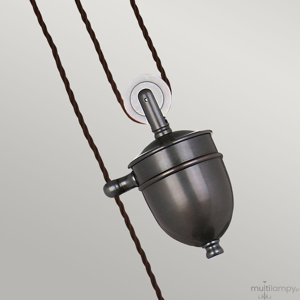 Regulowana lampa wisząca Provence z mocowaniem 1xE27 w brązowym kolorze. Widziana z boku, z gładką, okrągłą podstawą i wyciąganą linką w brązowym oplocie. Elementy metalowe o matowym wykończeniu, bez widocznych napisów.
