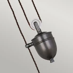 Regulowana lampa wisząca Provence z mocowaniem 1xE27 w brązowym kolorze. Widziana z boku, z gładką, okrągłą podstawą i wyciąganą linką w brązowym oplocie. Elementy metalowe o matowym wykończeniu, bez widocznych napisów.