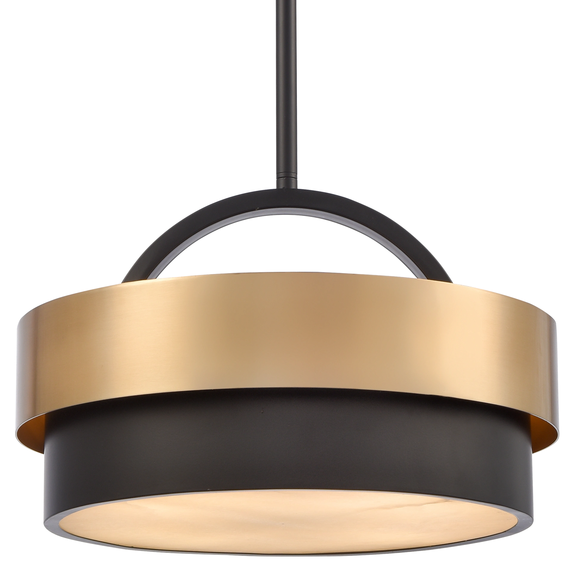 Lampa wisząca Coburg D40 z czarnym metalowym korpusem i mosiężnym, okrągłym abażurem. Posiada miejsce na cztery żarówki E14. Zawieszona na cienkim przewodzie, z widocznym metalowym mocowaniem. Zbliżenie na elegancki design i kontrastujące kolory.