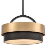 Lampa wisząca Coburg D40 z czarnym metalowym korpusem i mosiężnym, okrągłym abażurem. Posiada miejsce na cztery żarówki E14. Zawieszona na cienkim przewodzie, z widocznym metalowym mocowaniem. Zbliżenie na elegancki design i kontrastujące kolory.