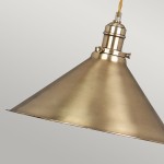 Lampa wisząca Provence w kolorze patyny, z metalowym kloszem w kształcie stożka. Ujęcie z boku, ukazujące detal mocowania i teksturę metalu. Długa, jasna linka zawieszenia. Idealna do aranżacji wnętrz w stylu industrialnym.