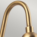 Kinkiet Provence 1xE27 w kolorze patyny, z wygiętym ramieniem i okrągłą podstawą. Ujęcie zbliżeniowe na detale konstrukcji, podkreślające metaliczną fakturę i elegancki kształt.