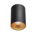 Czarna lampa sufitowa w kształcie tuby z wykończeniem w złotym kolorze wewnątrz. Posiada oprawkę na żarówkę GU10. Ujęcie z przodu, pokazujące detal wnętrza lampy oraz jej gładką, matową powierzchnię.