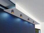 Lampa sufitowa tuba 1xGU10 w kolorze czarnym z elementami złotymi, zamontowana na suficie. Ujęcie z góry, z widocznymi czterema tubami o cylindrycznym kształcie, kierującymi światło na ścianę w tle. Tło w odcieniach niebieskiego.