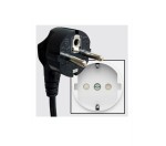 Czarny słupek ogrodowy Mains z dwoma wbudowanymi gniazdami typu F. Gniazda umieszczone są w obudowie, co zapewnia wygodny dostęp do zasilania w ogrodzie. Widoczny detal to wtyczka z dwoma bolcami, wskazująca na kompatybilność z gniazdami.