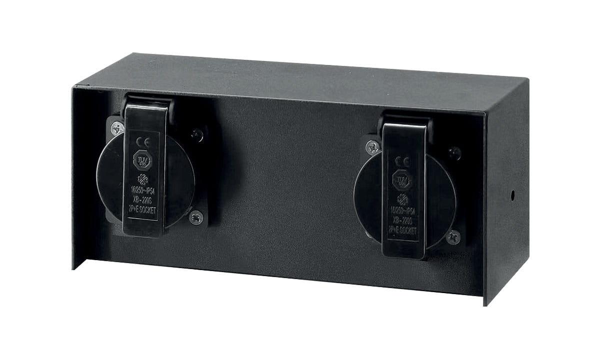Kinkiet elewacyjny Sockets H8 w kolorze czarnym, z dwoma wbudowanymi gniazdami. Produkt o prostokątnym kształcie, z widocznymi zamknięciami gniazd. Ujęcie frontalne, ustawiony poziomo na jednolitym tle.