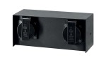 Kinkiet elewacyjny Sockets H8 w kolorze czarnym, z dwoma wbudowanymi gniazdami. Produkt o prostokątnym kształcie, z widocznymi zamknięciami gniazd. Ujęcie frontalne, ustawiony poziomo na jednolitym tle.