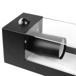 Czarny kinkiet elewacyjny Ares S z czujnikiem ruchu, z metalową obudową i przezroczystym kloszem. Widoczny gniazdo E27 oraz zaokrąglony czujnik na górze. Produkt w pozycji leżącej, zbliżenie na detale konstrukcyjne.