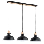 Lampa wisząca Solo z trzema kloszami w kolorze czarnym, na drewnianych uchwytach, zawieszona na prostokątnej czarnej podstawie. Klosze mają gładką, matową powierzchnię oraz białe wnętrze, co zapewnia równomierne rozświetlenie.