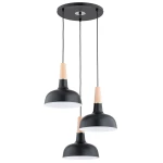 Lampa wisząca Goxa z trzema kloszami w kolorze czarnym i drewnianymi uchwytami. Klosze mają zaokrąglony kształt i białe wnętrze, zawieszone na dwóch kablach, przymocowane do okrągłej podstawy sufitowej.