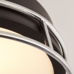 Czarna lampa sufitowa Phoenix z chromowanym detalem, z oprawką na 2 żarówki E14. Widoczna zaokrąglona, mleczna klosz oraz metalowa rama, zbliżenie na połączenie chromowanej siatki z czarną oprawą.