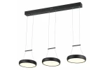 Lampa wisząca Thea z trzema okrągłymi kloszami LED w kolorze czarnym, zawieszona na cienkich linkach. Metalowa podstawa w czerni, z widocznymi uchwytami. Klosze mają białe, mleczne wnętrze, emitujące ciepłe światło. Idealna do nowoczesnych wnętrz.