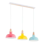 Lampa wisząca Solo z trzema kloszami w kolorach różowym, żółtym i błękitnym, zawieszona na białym stelażu z drewnianymi detalami. Klosze mają okrągły kształt i są zawieszone na białych przewodach.
