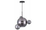 Lampa wisząca Multiverse w kolorze czarnym z jedną żarówką LED 10W. Kształt kulisty z metalowymi, błyszczącymi elementami. Zawieszona na cienkim przewodzie, idealna do nowoczesnych wnętrz.