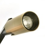 Reflektor spot LED do szyny magnetycznej 7W/4000K w kolorze złotym, o cylindrycznym kształcie, zamontowany pod kątem. Wewnątrz widoczna głowica z soczewką, otoczona metalową obudową. Tło jasne, podkreślające detal i kolor.