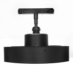 Lampa LED z wiatrakiem w kolorze czarnym, moc 12W, barwa światła 4000K. Ujęcie z dołu, pokazujące mocowanie do szyny magnetycznej. Widoczny detal wirnika i elementy mocujące. Produkt przeznaczony do montażu sufitowego.