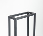 Lampa stojąca ogrodowa Arma H50 w ciemnym popiele, z prostokątnym ujęciem na górze, metalowa konstrukcja z czterema pionowymi nogami, minimalistyczny design, przeznaczona do montażu źródła światła LED 9W.