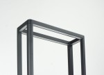 Lampa stojąca Arma H50 w ciemnym popiele, wykonana z metalu, z prostokątną podstawą i minimalistycznym designem. Widoczne górne ramy lampy, z miejscem na jedną żarówkę LED 9W. Ujęcie z góry, ukazujące detal konstrukcji.