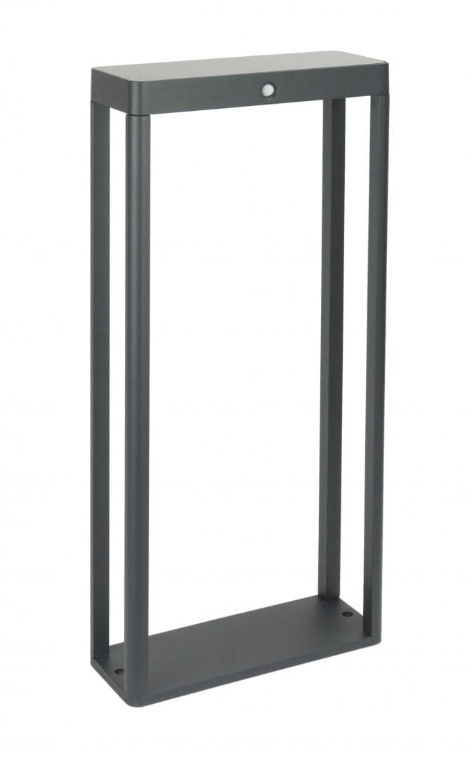 Lampa stojąca ogrodowa Arma Solar H50 w ciemnym popiele, wykonana z metalu, z prostokątną podstawą i minimalistycznym designem. Widoczny przycisk na górnej części. Produkt stoi na płaskiej powierzchni, bez dodatkowych dekoracji.