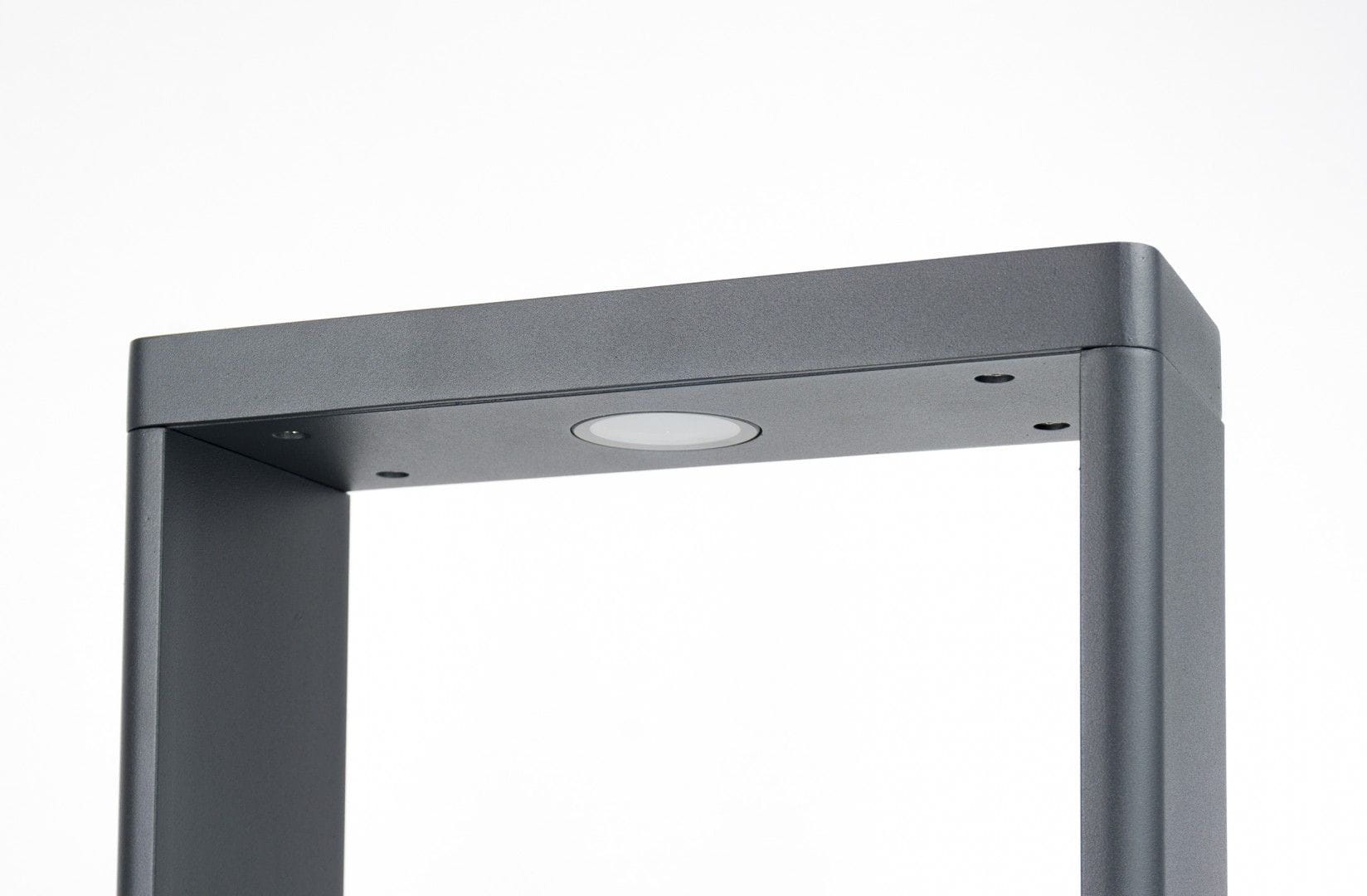 Lampa stojąca ogrodowa LED Form II H75 w ciemnoszarym kolorze, z prostokątnym kształtem i gładką, metalową powierzchnią. Widoczna lampa LED w górnej części, montowana w pionie. Idealna do oświetlenia przestrzeni zewnętrznych.