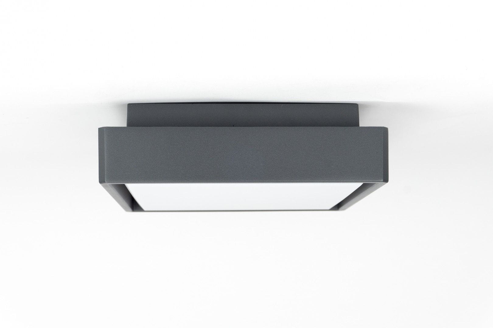 Plafon elewacyjny Beni D20x20 LED 18W CCT w kolorze ciemnego popielu, o kwadratowym kształcie, zamontowany na suficie. Wykończenie matowe, z białym kloszem, w prostym, nowoczesnym designie.