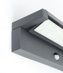 Kinkiet elewacyjny kierunkowy LED 27W w ciemnoszarym kolorze z czujnikiem ruchu. Posiada prostokątną, matową osłonę z białymi panelami oraz widoczny czujnik ruchu. Zamontowany w pozycji poziomej, idealny do oświetlenia zewnętrznego.