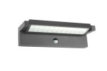 Kinkiet elewacyjny kierunkowy w ciemnym popiele, z zamontowanym czujnikiem ruchu. Lampa LED o mocy 27W i temperaturze barwowej 4000K. Ujęcie frontalne, produkt zamontowany na ścianie, z widoczną prostokątną osłoną lampy z białymi kloszami.