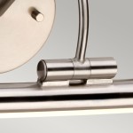 Kinkiet obrazowy Alton S w kolorze niklowym, z widoczną metalową konstrukcją i zintegrowanym źródłem LED o mocy 6,6W. Ujęcie zbliżeniowe na szczegóły mocowania i wykończenia. Prosty, nowoczesny design.
