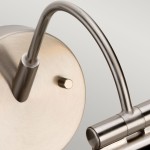 Kinkiet obrazowy Alton S w kolorze niklowym, z elastycznym ramieniem. Zbliżenie na okrągłą podstawę oraz detal mocowania. Widoczne elementy metalowe, gładka faktura powierzchni. Przeznaczony do oświetlenia obrazów.
