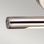Kinkiet Alton S w kolorze niklowym, z metalowym, okrągłym uchwytem. Widoczny detal zbliżenia na głowicę lampy LED o mocy 6,6W, emitującą ciepłe światło. Prosty, nowoczesny design, idealny do oświetlenia obrazów.