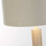 Lampa stołowa London w kolorze satynowego srebra z szarym abażurem. Ujęcie zbliżeniowe na górną część lampy, ukazujące teksturowany, cylindryczny dół oraz gładki abażur, co podkreśla elegancki design.