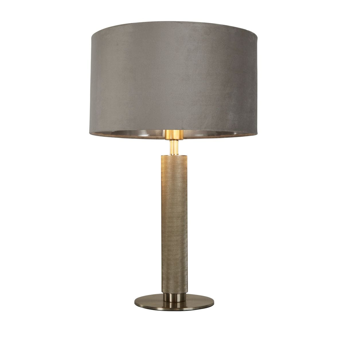 Lampa stołowa London w satynowym srebrze z szarym abażurem. Posiada okrągłą podstawę, cylindryczny korpus z teksturowanej powierzchni oraz metalowe detale. Ujęcie frontalne, lampa stoi na płaskiej powierzchni.